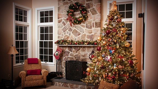 Weihnachten Traditionen und Bräuche - Weihnachtsbaum schmücken