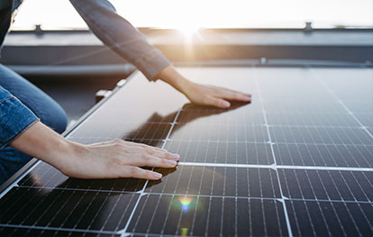 Gartenhaus Heizung - Solarpanel auf dem Dach bei Sonnenschein