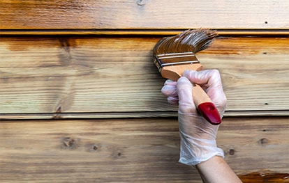 Holz streichen mit Lasur - Gartenhaus Wand wird mit Lasur gestrichen