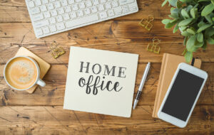 Homeoffice Gartenhaus - Schreibtisch mit Kaffee, Keyboard & Smartphone