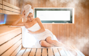 Sauna Erkältung - zusammen eine gut idee? Frau entspannt in Sauna