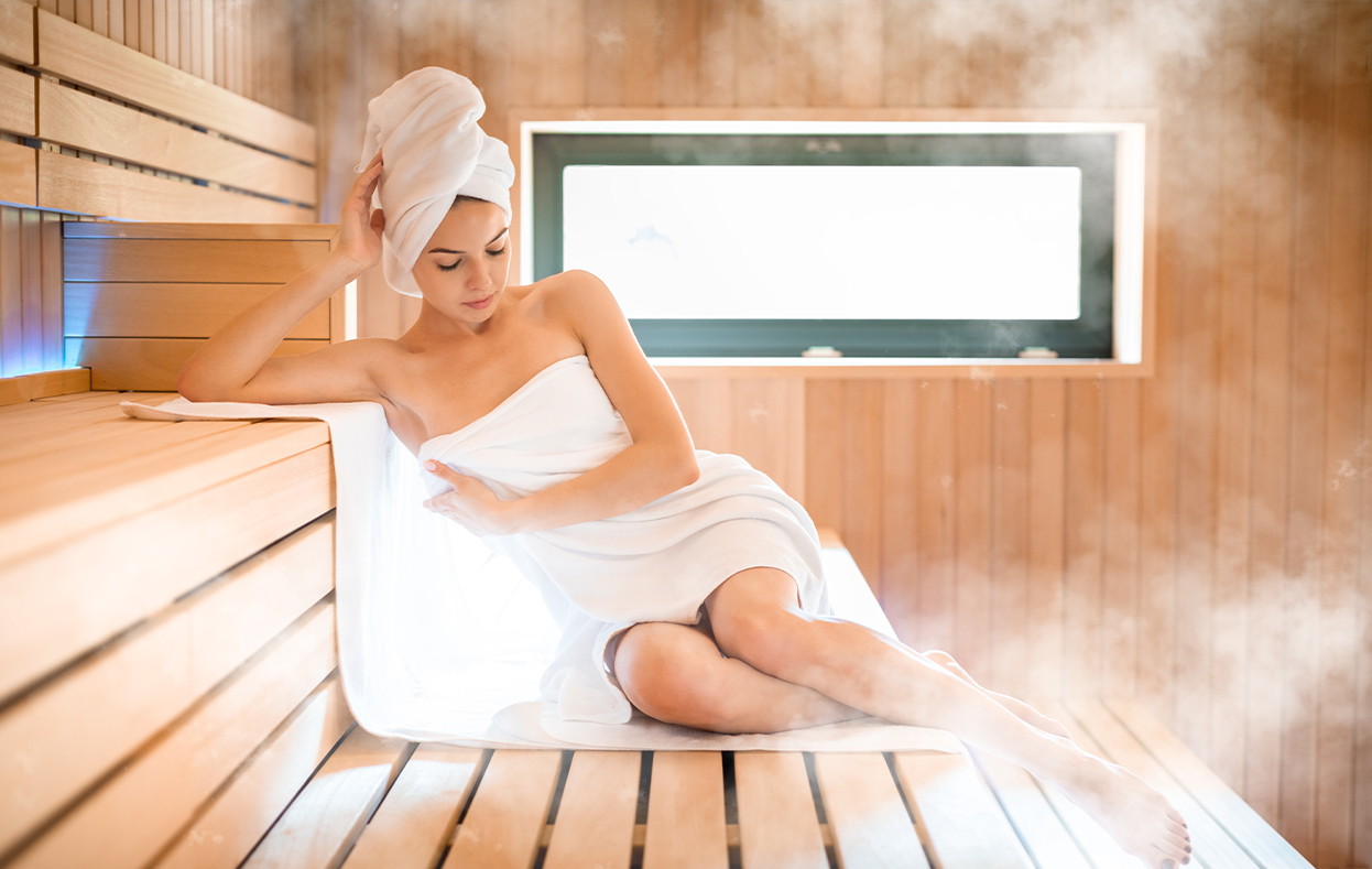 Sauna Erkältung - zusammen eine gut idee? Frau entspannt in Sauna