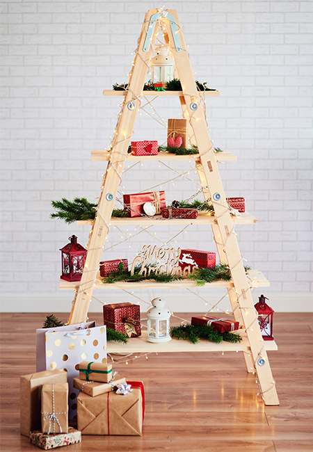 Weihnachtsbaum Alternative aus geschmückter Leiter