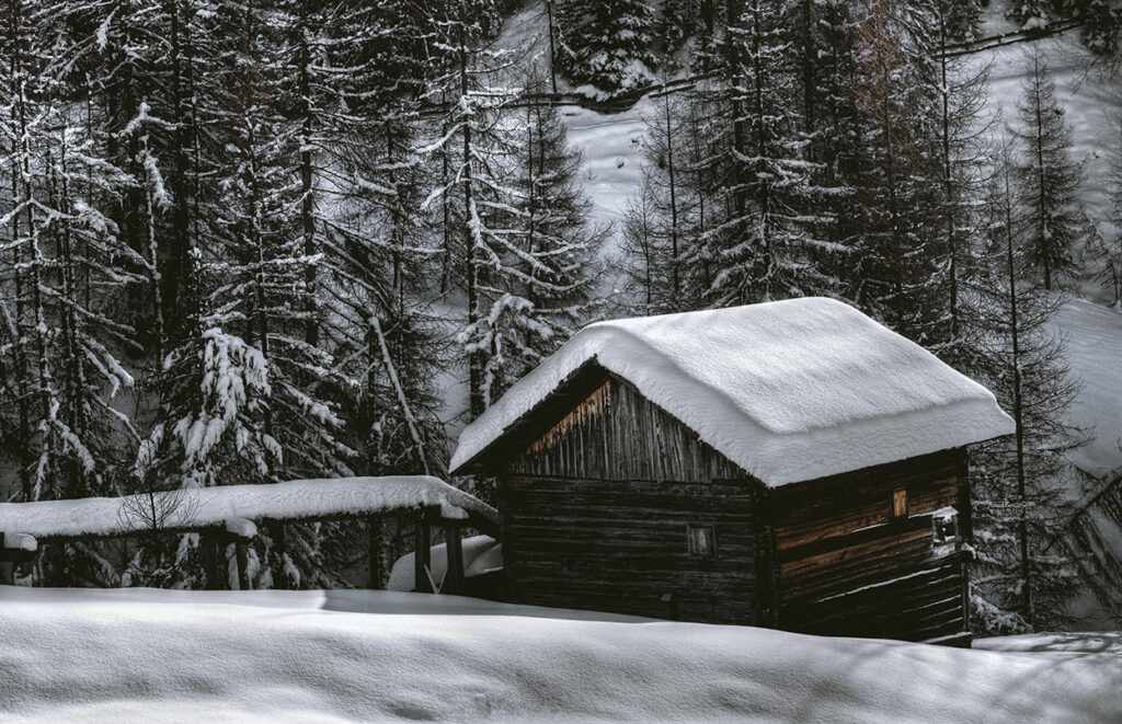 Gartenhaus winterfest machen - Holzhütte im Schnee