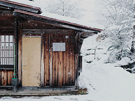 Gartenhaus winterfest machen - Holz Gartenhaus in starkem Schneefall