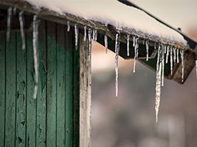 Gartenhaus winterfest machen - Holz Gartenhaus Dach mit Eiszapfen