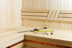 Sauna Aufbau - Werkzeug auf einer Saunabank