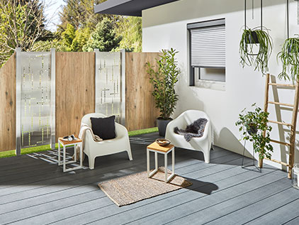 Sichtschutz Terrasse - moderner Sichtschutzzaun aus Keramik in Holzoptik und Edelstahl Designelementen