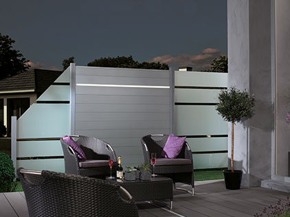 Sichtschutz Terrasse - Terrasse bei Nacht - integriertes Lichtelement beleuchtet indirekt