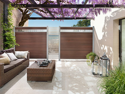 Sichtschutzzaun Terrasse - WPC in Holzoptik mit Designelementen aus Edelstahl
