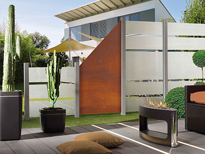 Sichtschutz Terrasse - Kombination von Sichtschutzzaun Elementen aus Corten Stahl & Glas