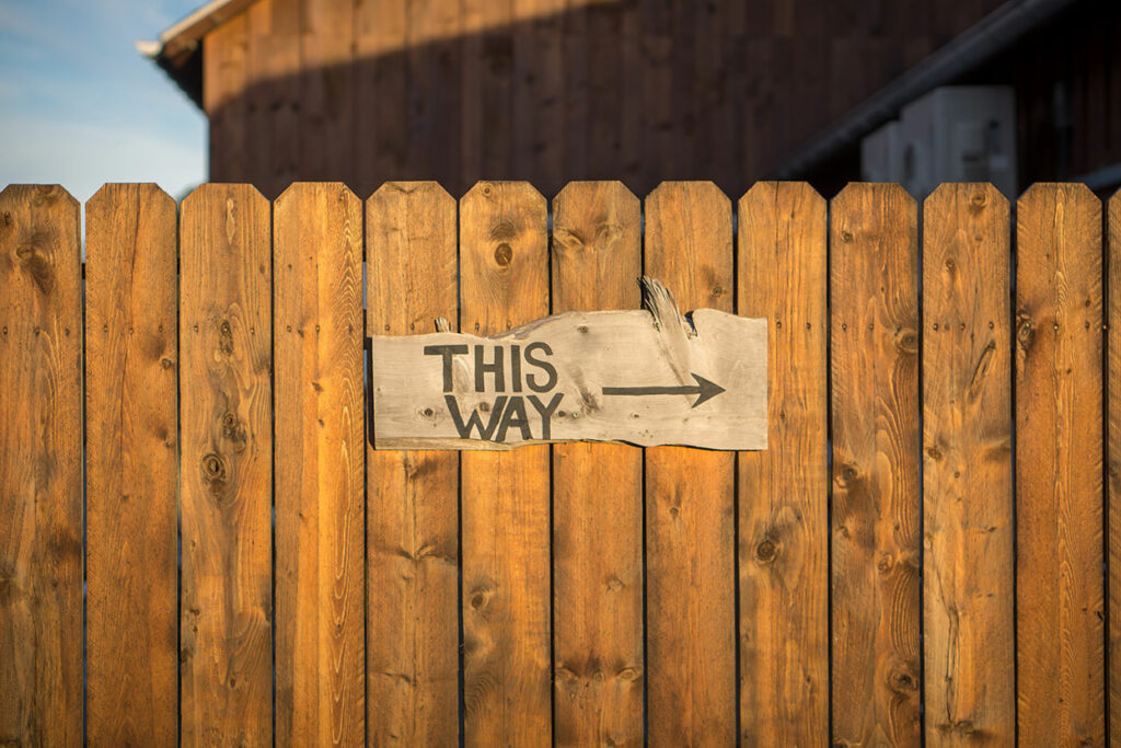 Zaun Planung - Sichtschutzzaun aus Holz mit Schild This Way
