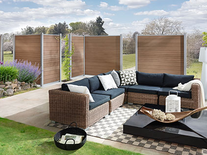 WPC oder Holz? WPC Zaun Inspiration - Terrasse mit Sichtschutzzaun in WPC Holzoptik und durchsichtigen Gitterelementen