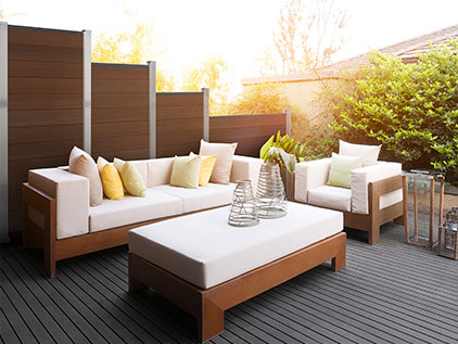 WPC oder Holz? WPC Zaun Inspiration - Terrasse mit WPC Zaun Holzoptik als Sichtschutz