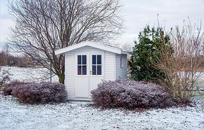 Gartenhaus winterfest machen - Geräteschuppen im Schnee