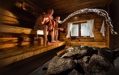 Sauna Arten - Zwei Personen in einer finnischen Sauna