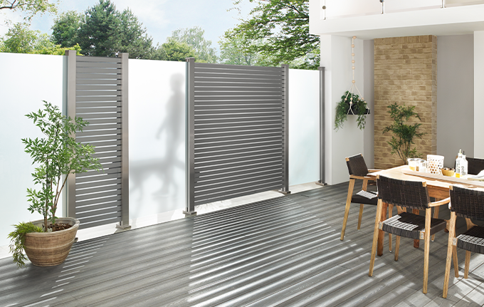 Sichtschutz Terrasse aus Glas und Aluminium-Elementen - TraumGarten SYSTEM GLAS & SYSTEM RHOMBUS