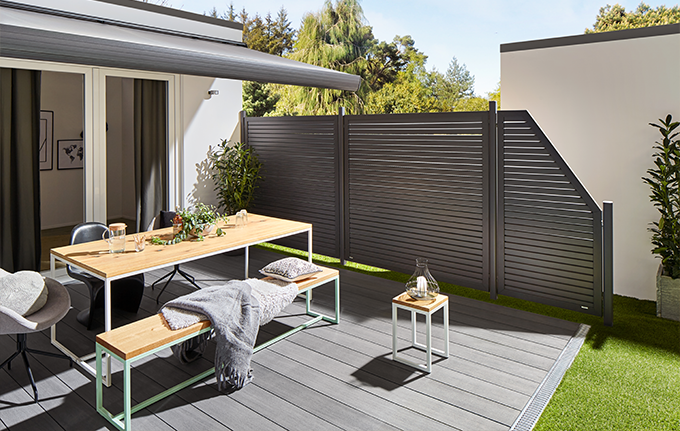 Sichtschutz Terrasse - Moderner, halbdurchlässiger Sichtschutz aus Aluminium-Rhombusleisten - TraumGarten Design Rhombus Anthrazit