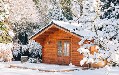 Winterfestes Gartenhaus im Schnee