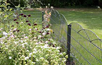 Zaun zum Nachbarn - Schmuckzaun zwischen zwei Gärten