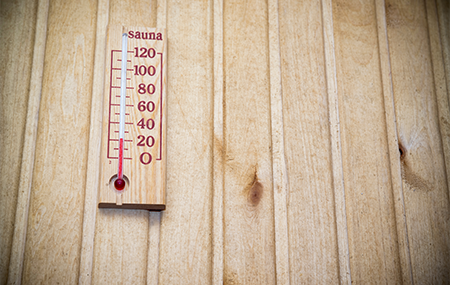 Richtig Saunieren zuhause - die richtige Saunatemperatur - Thermometer an Saunawand