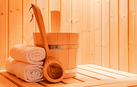 Saunaaufguss selber machen - Nötiges Zubehör für einen Saunaaufguss: Kübel, Kelle & Handtücher
