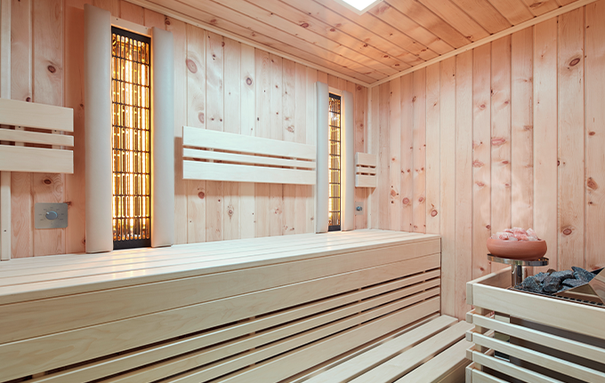 Sauna mit Vollspektrum-Infrarotstrahler und Salzverdampferaufsatz am Saunaofen
