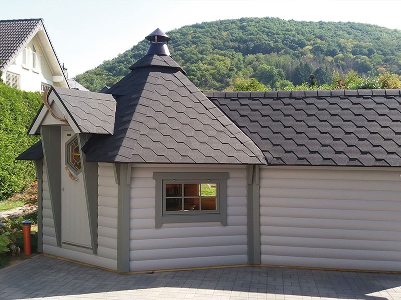 Finnhaus Wolff Grillkota 9 de luxe B mit Saunaanbau inkl. schwarzen Dachschindeln