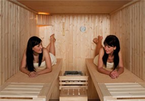 Sauna mit niedriger Deckenhöhe von innen