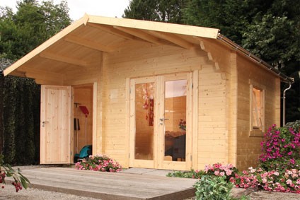 braunes Gartenhaus aus Holz mit Vordach