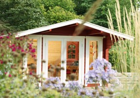 rot-weißes Gartenhaus aus Holz von Finnhaus Wolff, Karibu, Woodfeeling und Lasita Maja