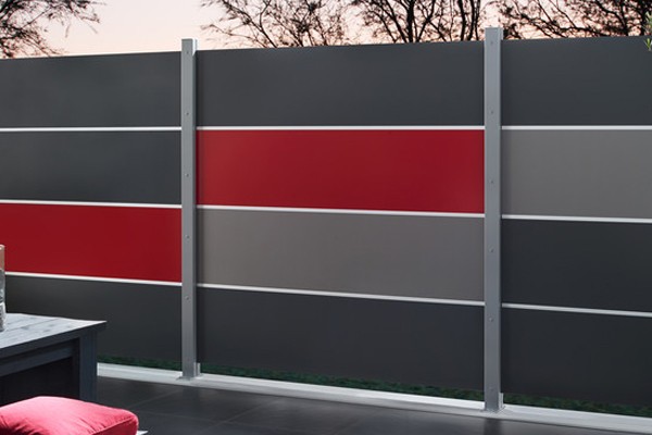 Sichtschutzzaun Board XL in anthrazit und rot von Traumgarten