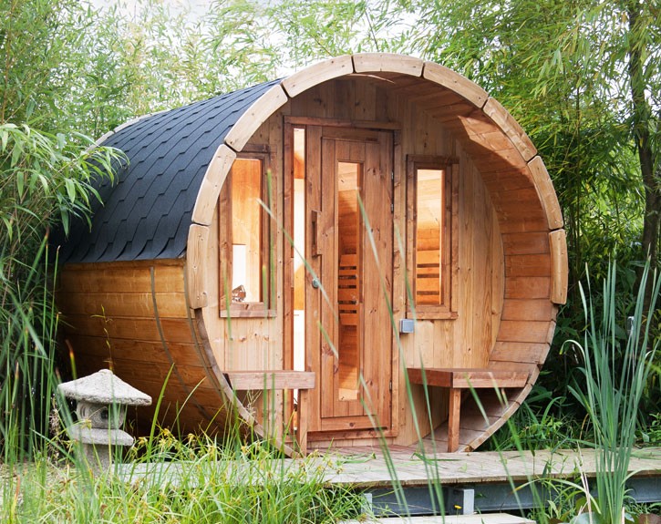 Finnhaus Wolff Fasssauna 280 de luxe + Terrasse + schwarze Dachschindeln - 42mm Gartensauna - montiert - Thermoholz