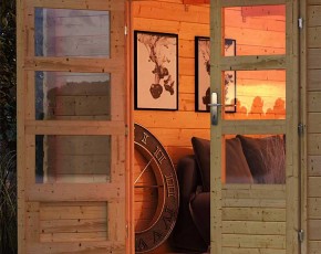 Karibu Holz-Gartenhaus Bastrup 3 + 2m Anbaudach + Seiten + Rückwand - 28mm Blockbohlenhaus - Gartenhaus Lounge - Pultdach - natur