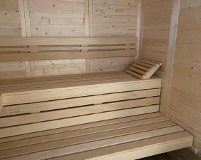 Gartenfreunde Innensauna Helsinki 5 - 45mm Blockbohlensauna - Ganzglastür - Ecksauna