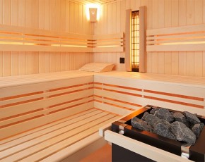 Infraworld Innensauna Panorama 210 - Fichte + Set Finnischer Saunaofen + Glasfront - 75mm Elementsauna - Fichte