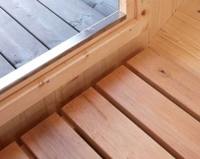 Finnhaus Wolff Fasssauna Sida 2140 + Vorraum + Terrasse + schwarze Dachschindeln - 42mm Gartensauna - montiert - natur