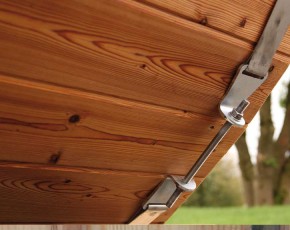 Finnhaus Wolff Fasssauna Sida 2140 + Vorraum + Terrasse + schwarze Dachschindeln - 42mm Gartensauna - montiert - natur
