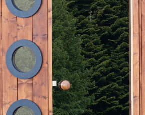 Finnhaus Wolff Fasssauna Mini + rote Dachschindeln - 42mm Gartensauna - montiert - natur