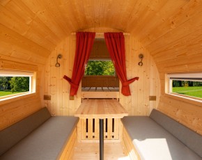 Finnhaus Wolff Campingfass Casper 2445 + Dachschindeln schwarz - 42mm Blockbohlenhaus - Tonnendach - 2-Raum-Gartenhaus - montiert - natur