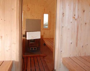 Finnhaus Wolff Fasssauna Sunny 2440 + Vorraum + Terrasse + schwarze Dachschindeln - 42mm Gartensauna - Bausatz - Thermoholz