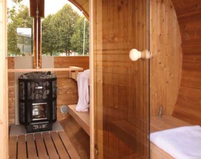 Finnhaus Wolff Fasssauna Sunny 2440 + Vorraum + Terrasse + schwarze Dachschindeln - 42mm Gartensauna - Bausatz - Thermoholz